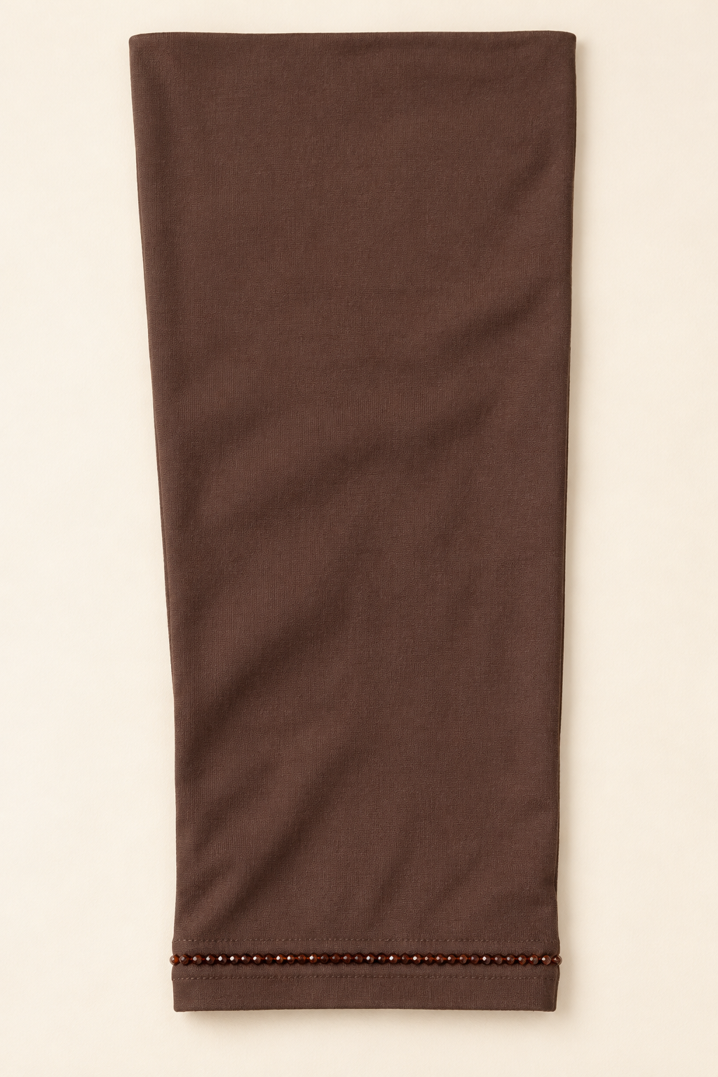 Détail de la manche chocolat, bordure perlée et finition du poignet