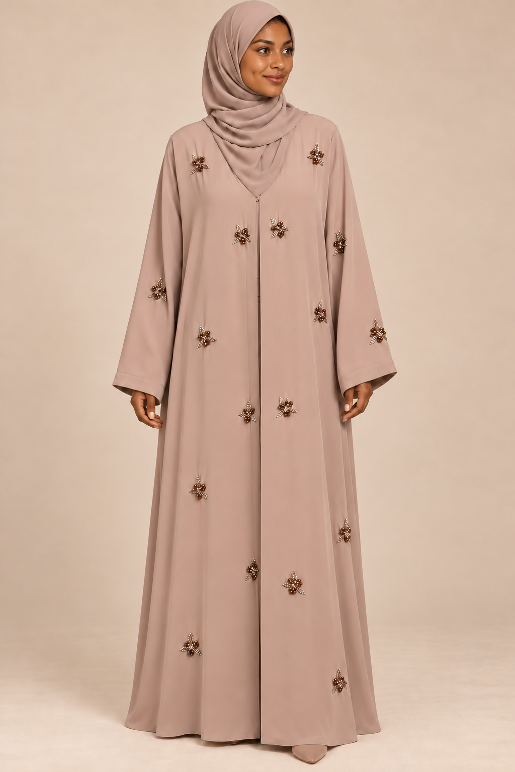Abaya Bijou — Taupe rosé — vue portée de face, broderies et manches visibles