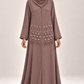 Abaya Bourgeons — Taupe — vue portée de face, broderies et manches visibles