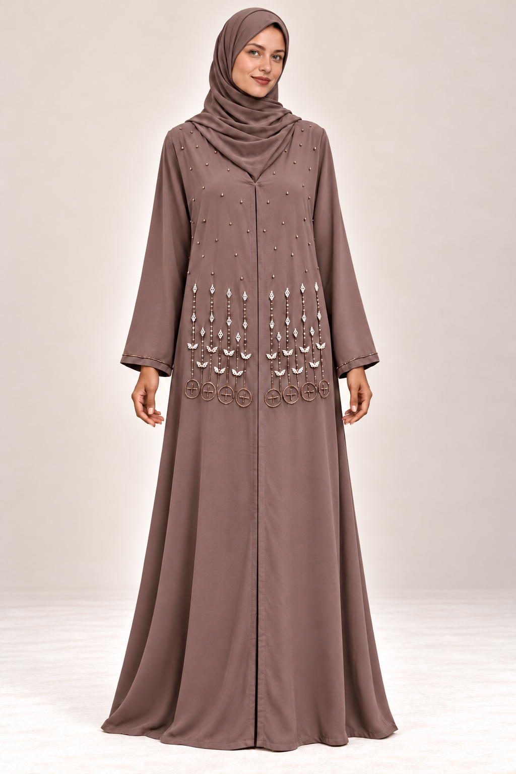 Abaya Bourgeons — Taupe — vue portée de face, broderies et manches visibles