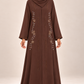 Abaya Fleurie — Chocolat — vue portée de face, broderies et manches visibles