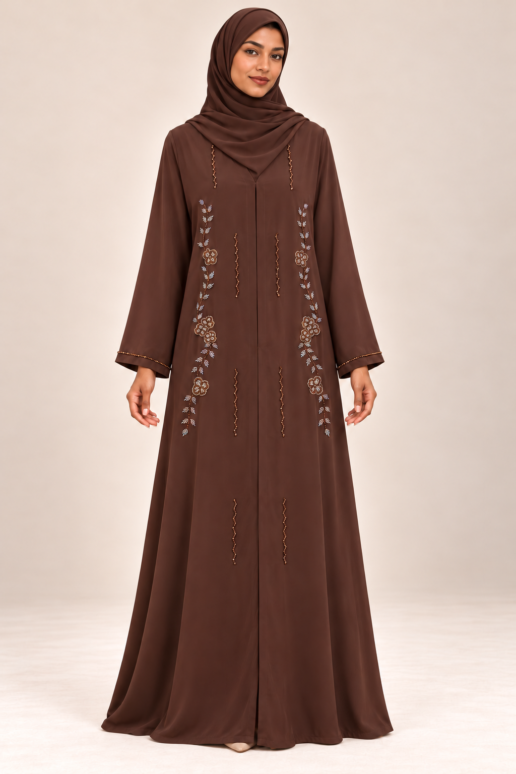 Abaya Fleurie — Chocolat — vue portée de face, broderies et manches visibles