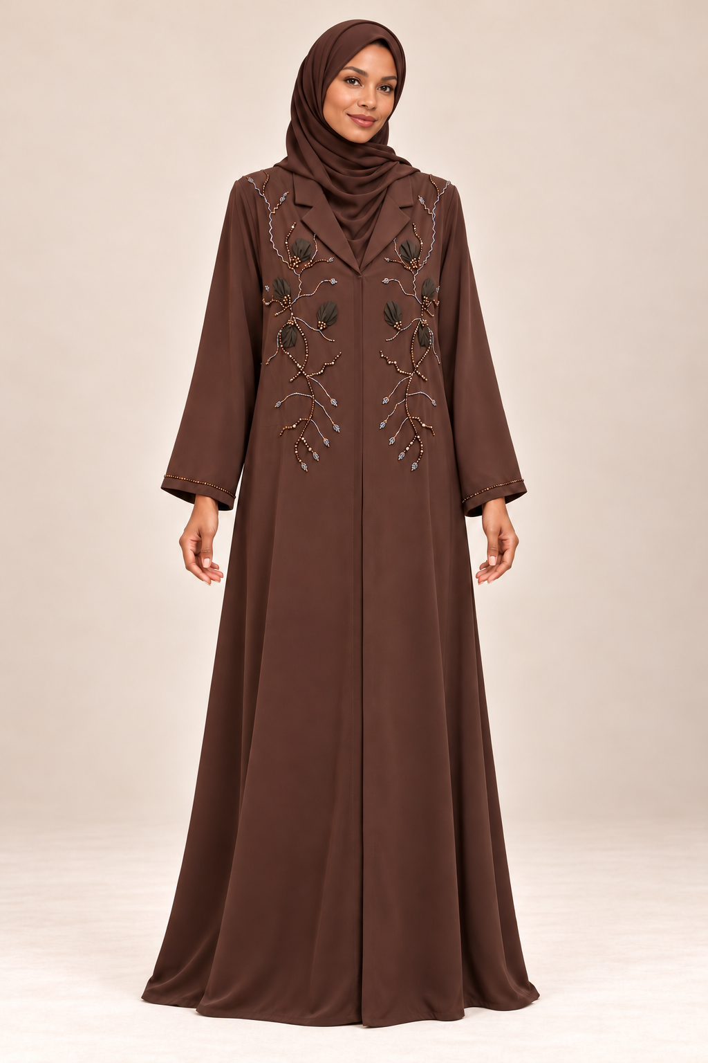 Abaya Rameaux — Chocolat — vue portée de face, broderies et manches visibles