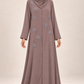 Abaya Roseraie — Taupe — vue portée de face, broderies et manches visibles