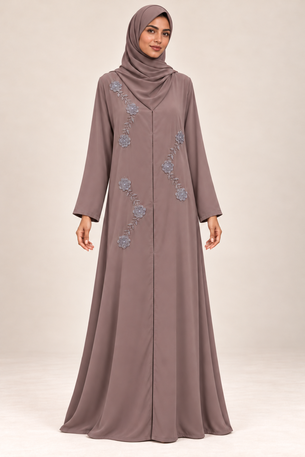 Abaya Roseraie — Taupe — vue portée de face, broderies et manches visibles