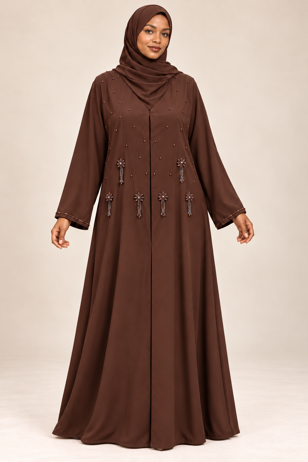 Abaya Soleil — Chocolat — vue portée de face, broderies et manches visibles