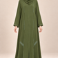 Abaya Volutes — Vert olive — vue portée de face, broderies et manches visibles