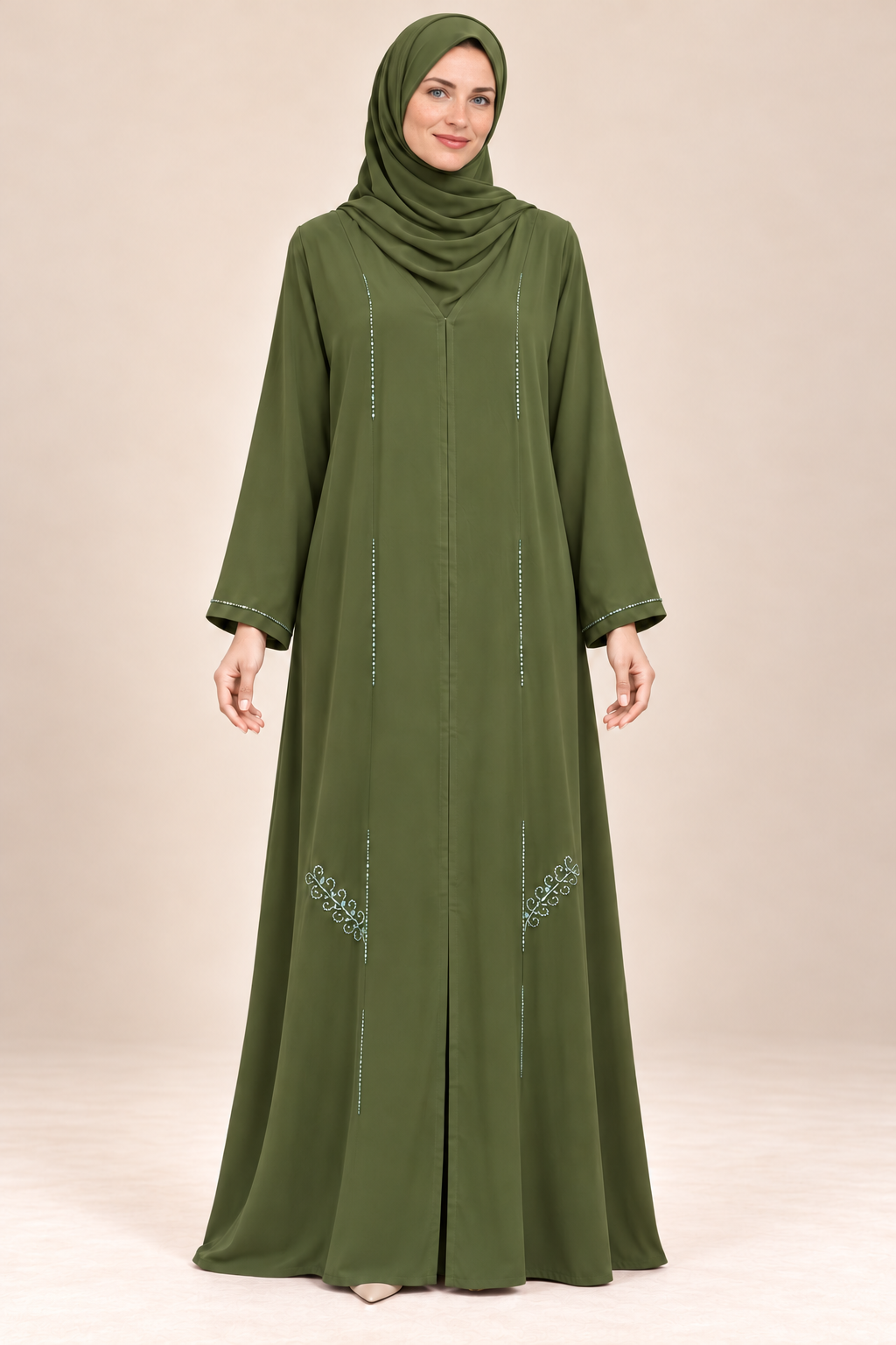Abaya Volutes — Vert olive — vue portée de face, broderies et manches visibles