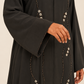Abaya anthracite — détail des finitions de la manche
