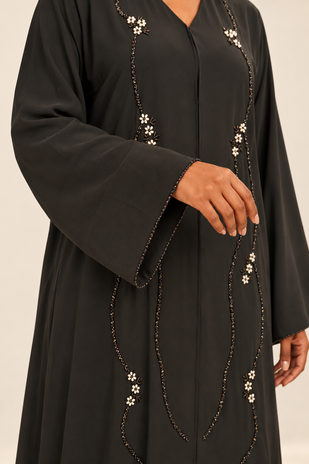 Abaya anthracite — détail des finitions de la manche
