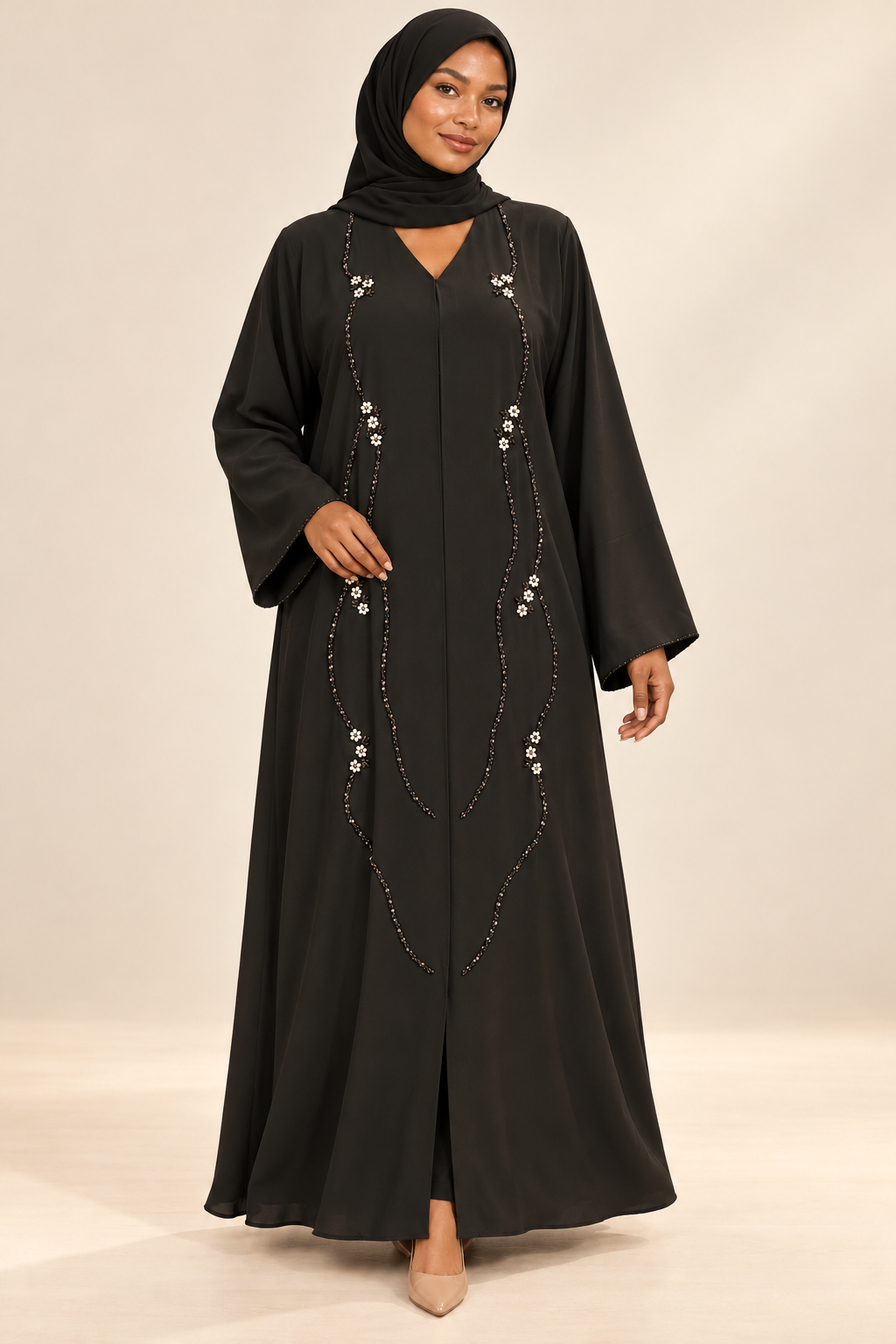 Abaya anthracite — présentation sur mannequin métisse