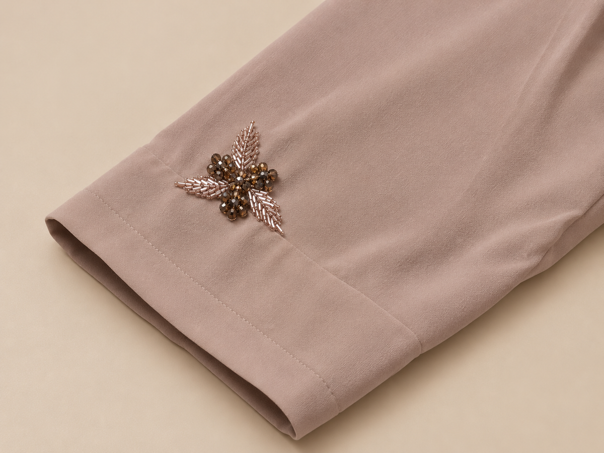 Manche et finition du poignet de l’abaya taupe rosé