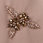 Détail du motif floral perlé bronze sur l’abaya taupe rosé
