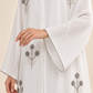 Abaya blanche — détail des finitions de la manche