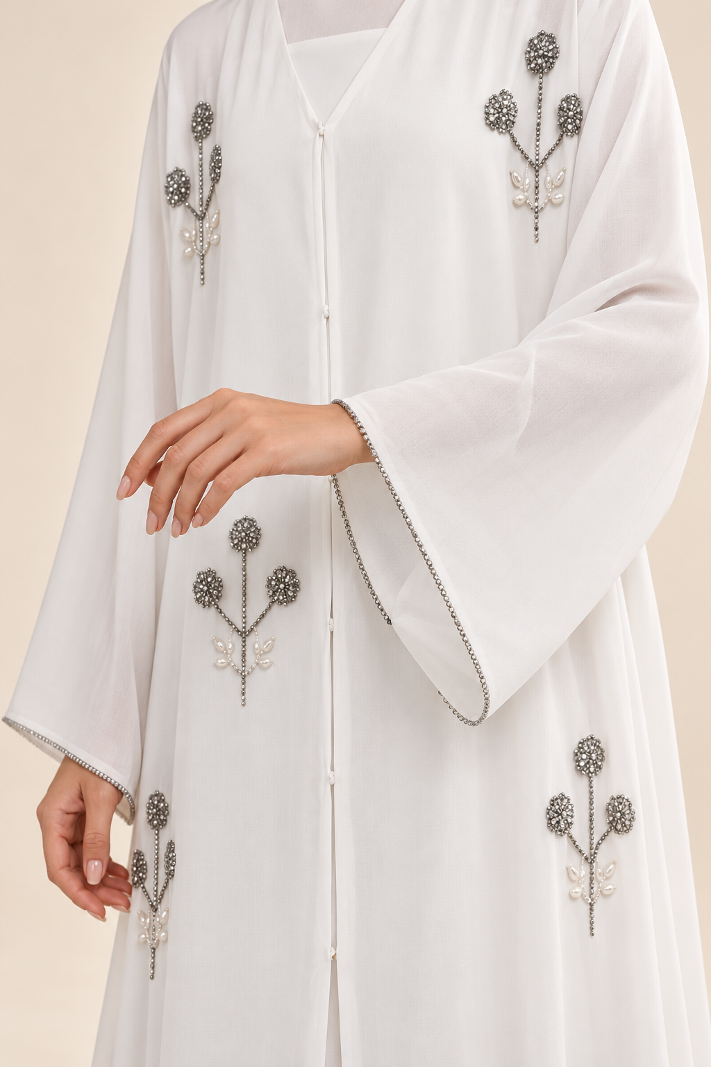 Abaya blanche — détail des finitions de la manche