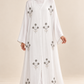 Abaya blanche — présentation sur mannequin arabe