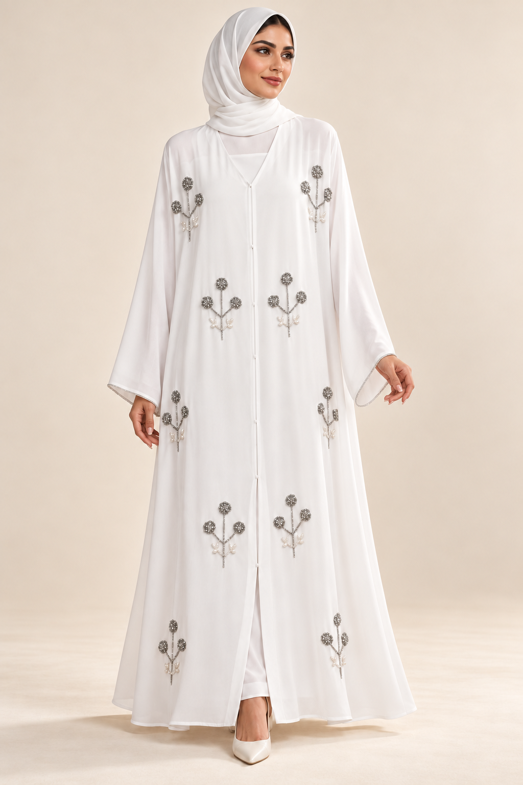 Abaya blanche — présentation sur mannequin arabe