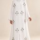 Abaya blanche — présentation sur mannequin métisse