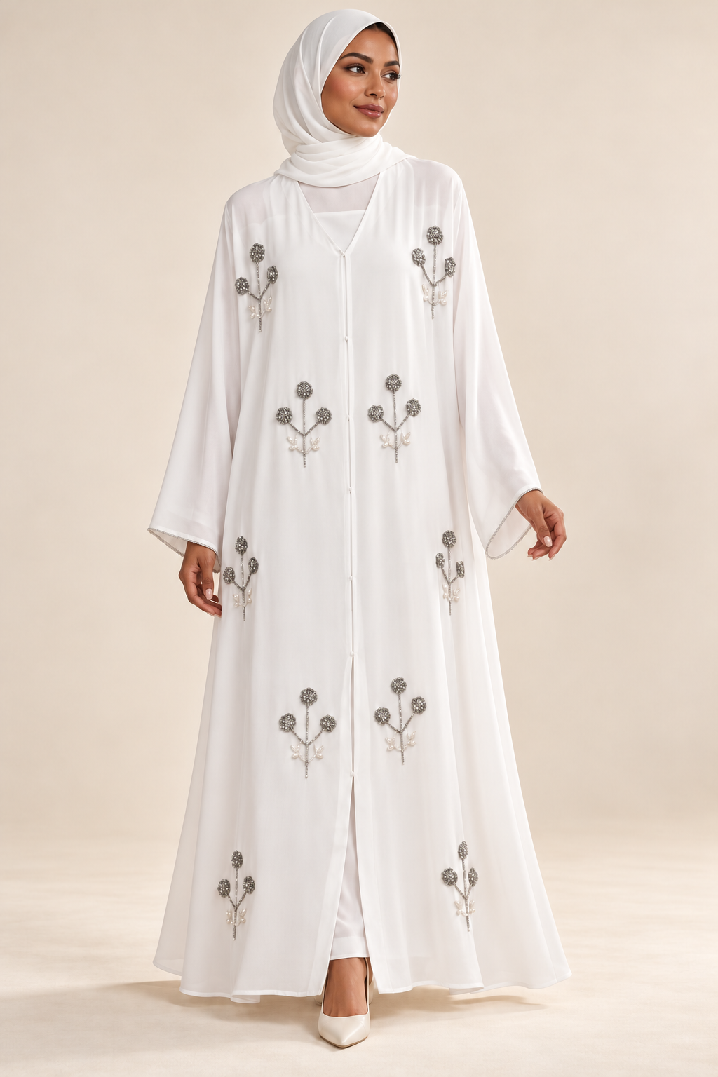 Abaya blanche — présentation sur mannequin métisse