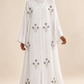 Abaya blanche — présentation sur mannequin noire