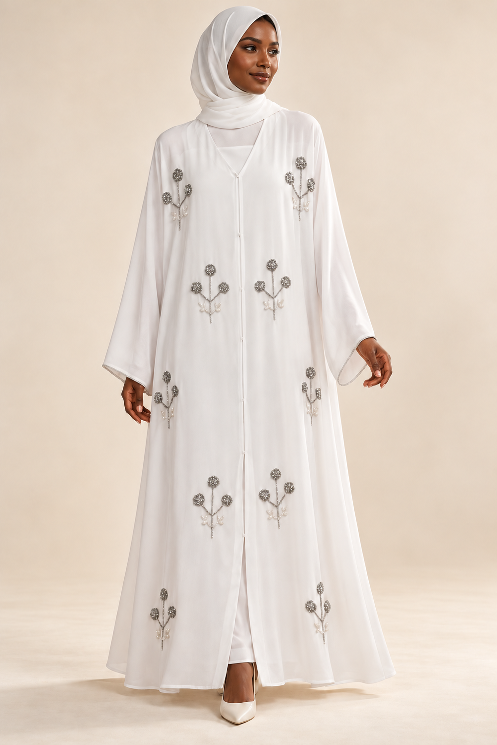 Abaya blanche — présentation sur mannequin noire