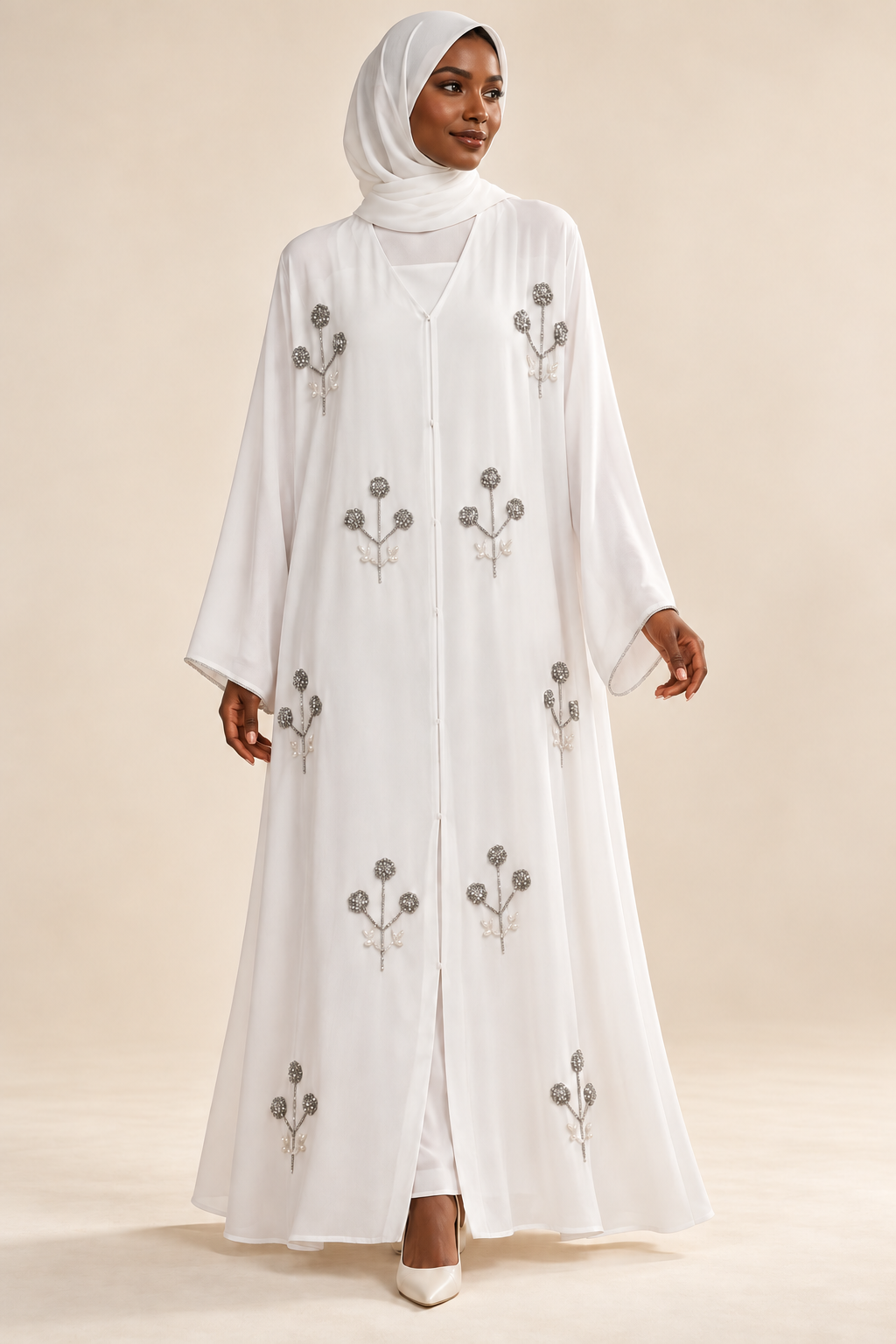 Abaya blanche — présentation sur mannequin noire