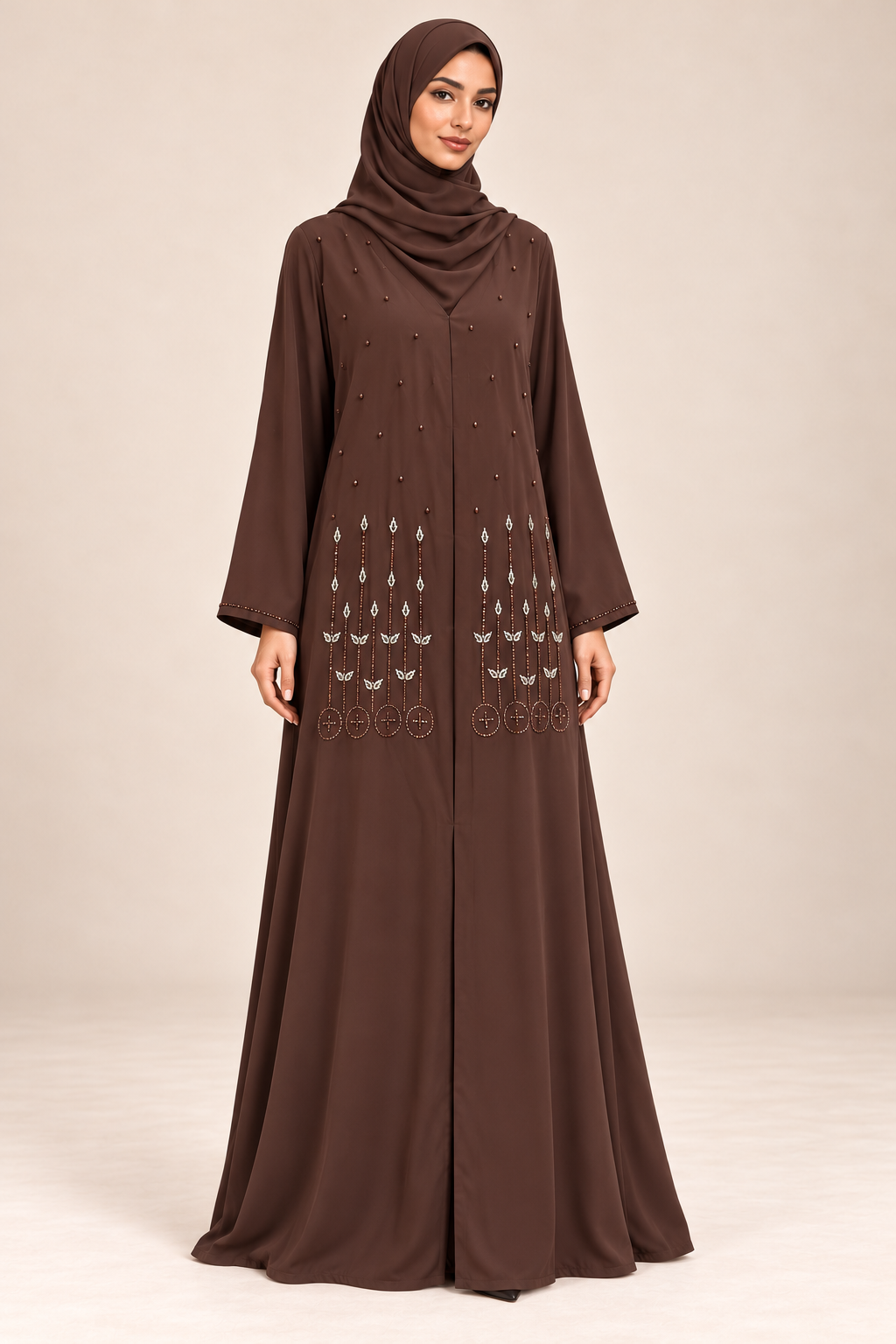 Abaya Bourgeons chocolat portée de trois quarts, coupe longue et manches perlées.