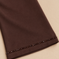 Détail de la manche chocolat : bordure de perles facettées et finition cousue.