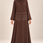 Abaya Bourgeons chocolat portée de face, voile assorti couvrant la poitrine et motifs argentés visibles.