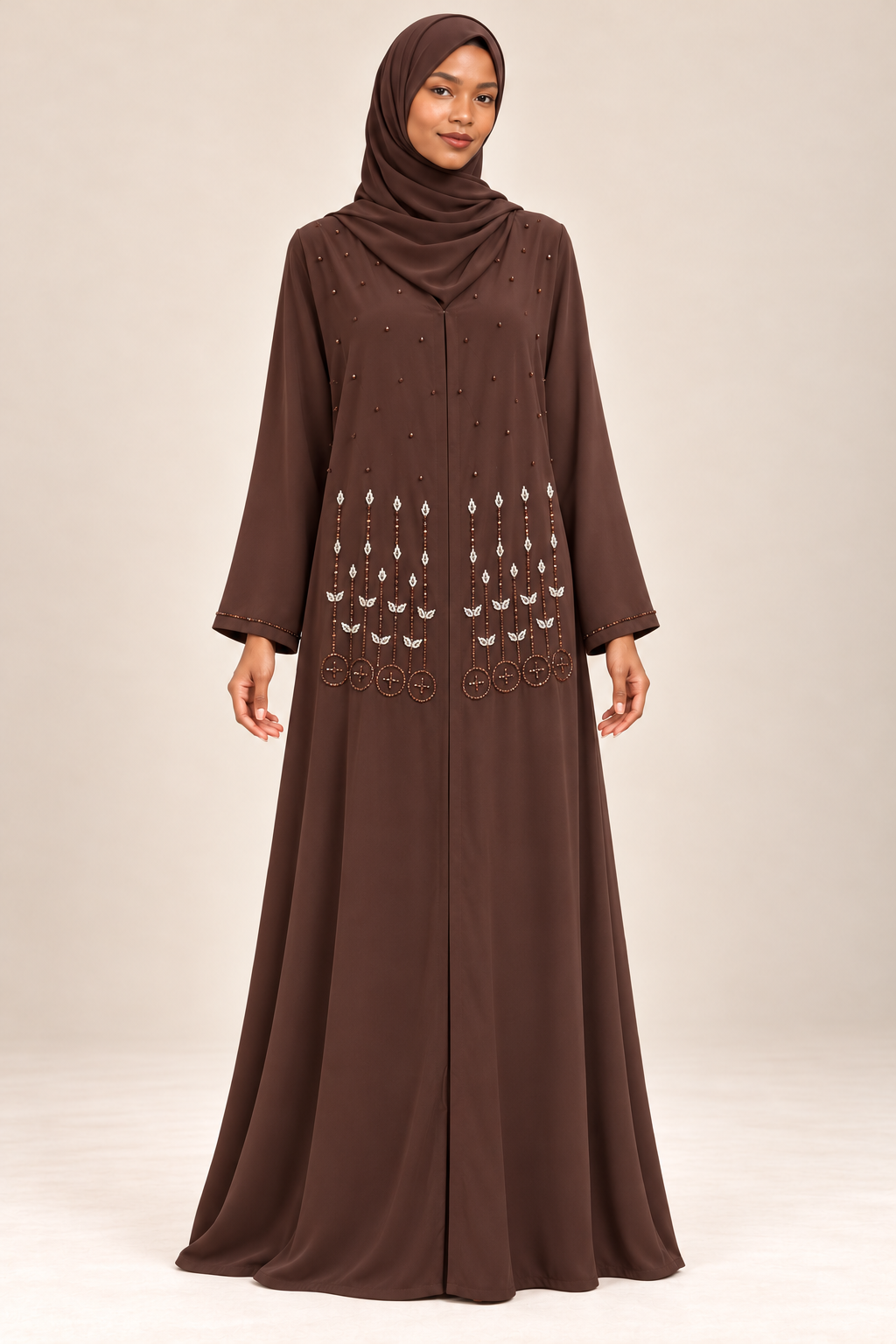 Abaya Bourgeons chocolat portée de face, voile assorti couvrant la poitrine et motifs argentés visibles.