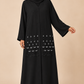 Abaya Bourgeons noire sur mannequin noire au teint clair, voile couvrant la poitrine