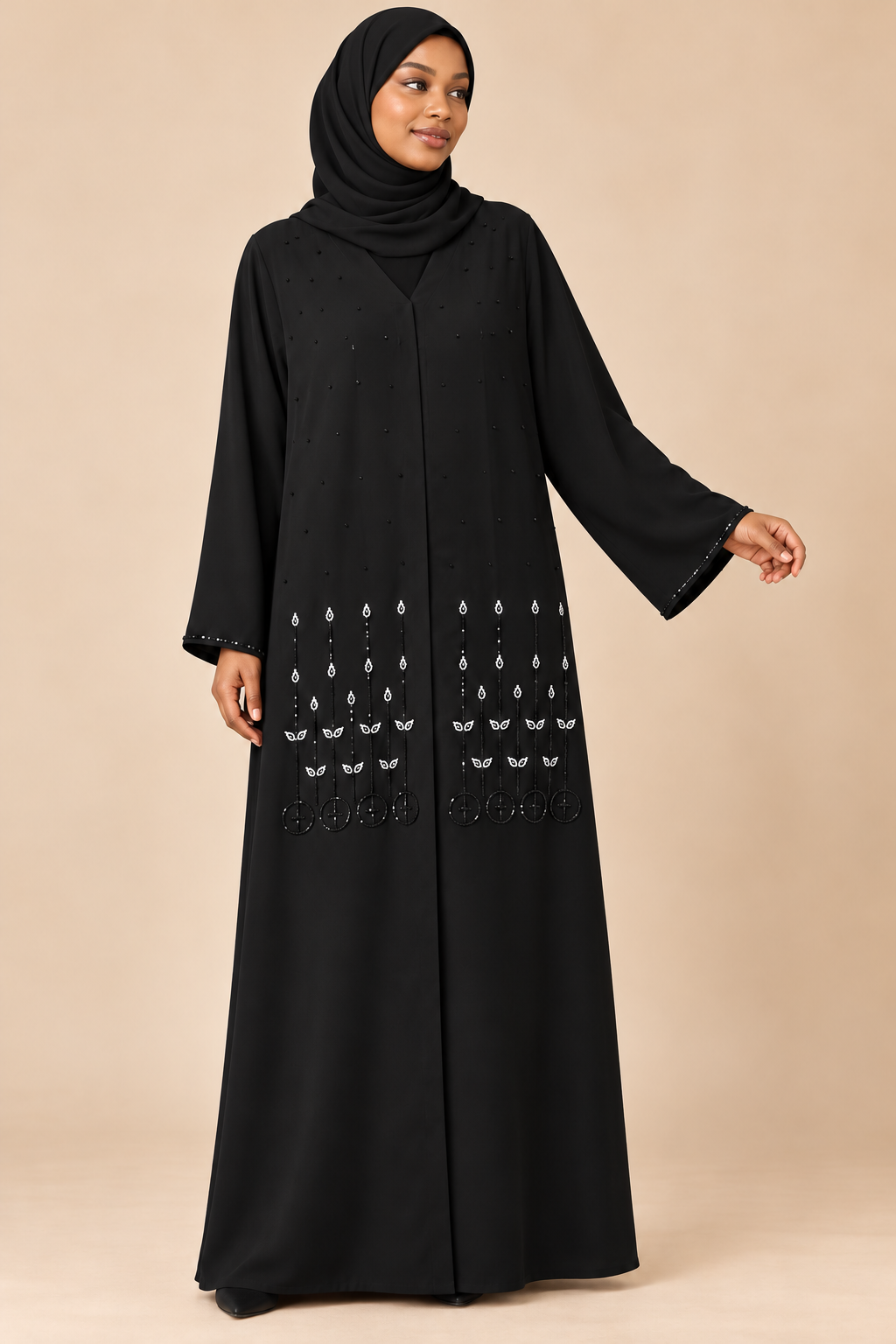Abaya Bourgeons noire sur mannequin noire au teint clair, voile couvrant la poitrine