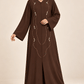 Abaya Liane — Chocolat — animation haute définition des manches et broderies