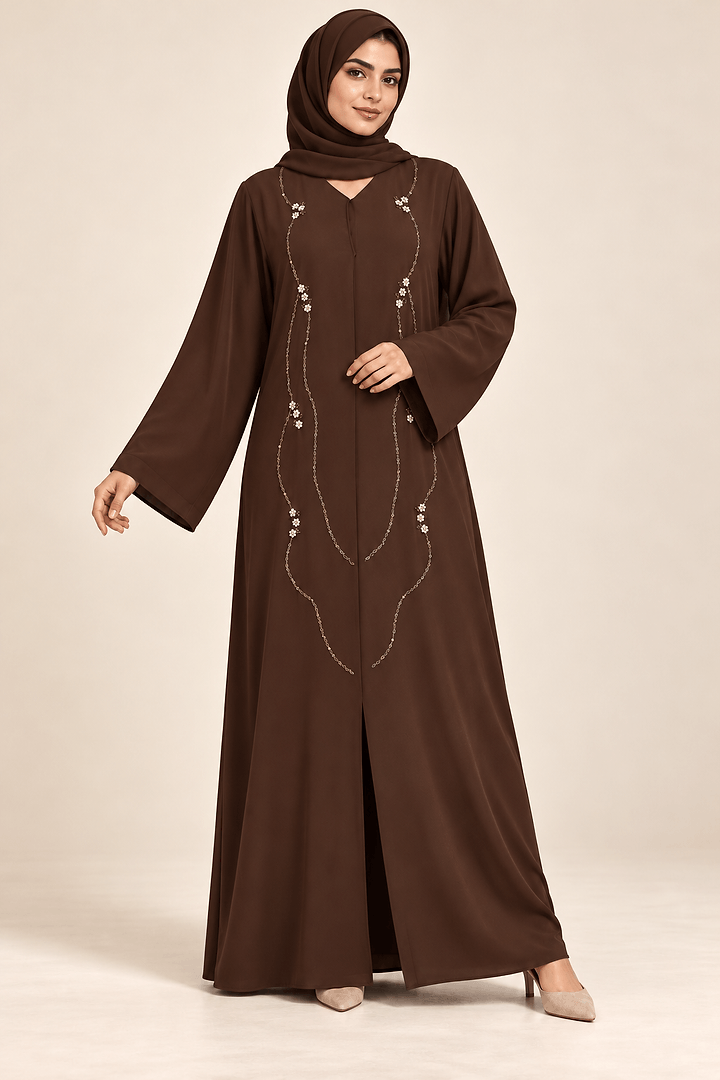 Abaya Liane — Chocolat — animation haute définition des manches et broderies
