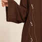 Abaya chocolat — détail des finitions de la manche