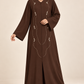 Abaya chocolat — présentation sur mannequin arabe