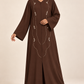 Abaya chocolat — présentation sur mannequin métisse