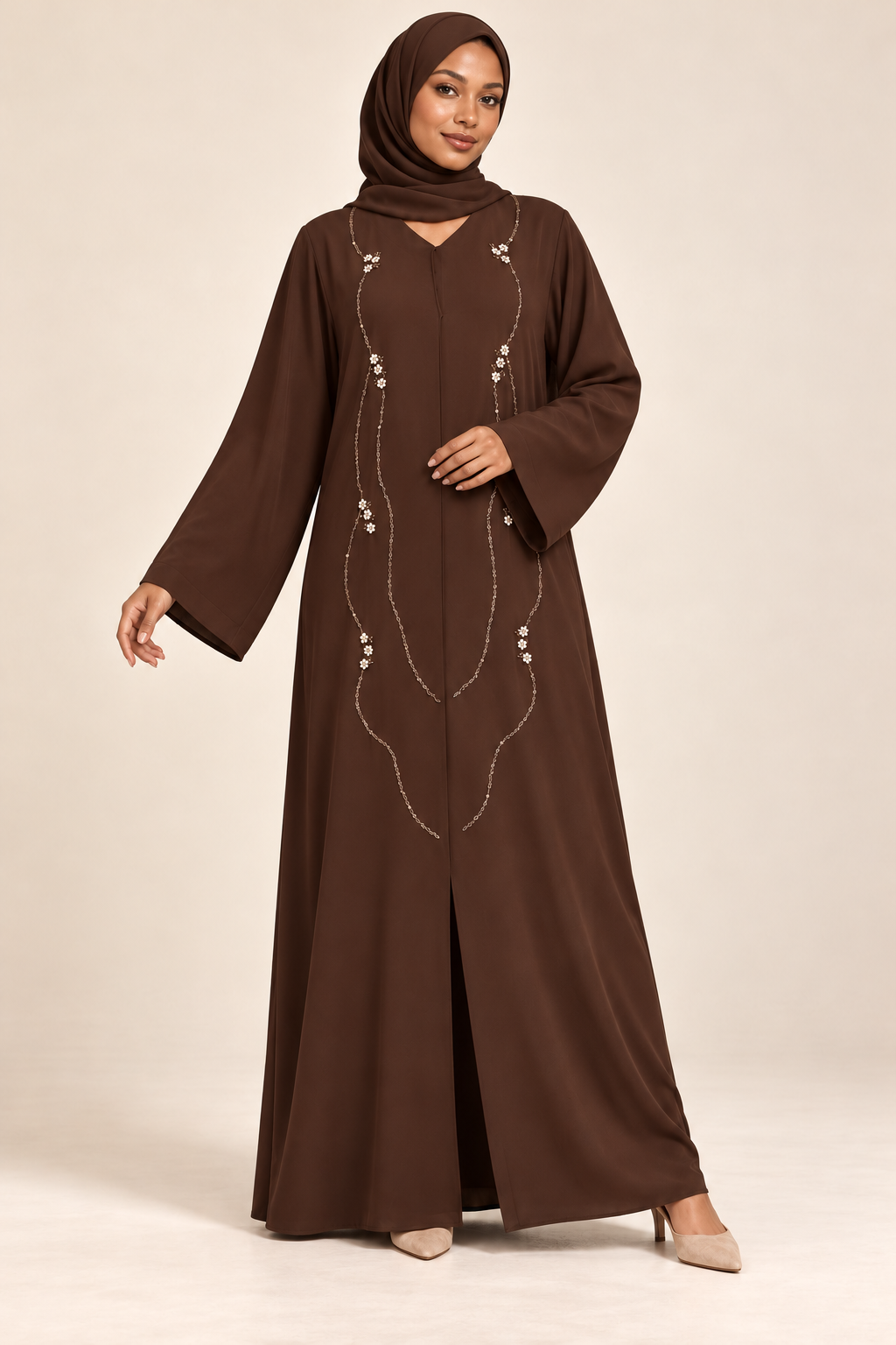 Abaya chocolat — présentation sur mannequin métisse
