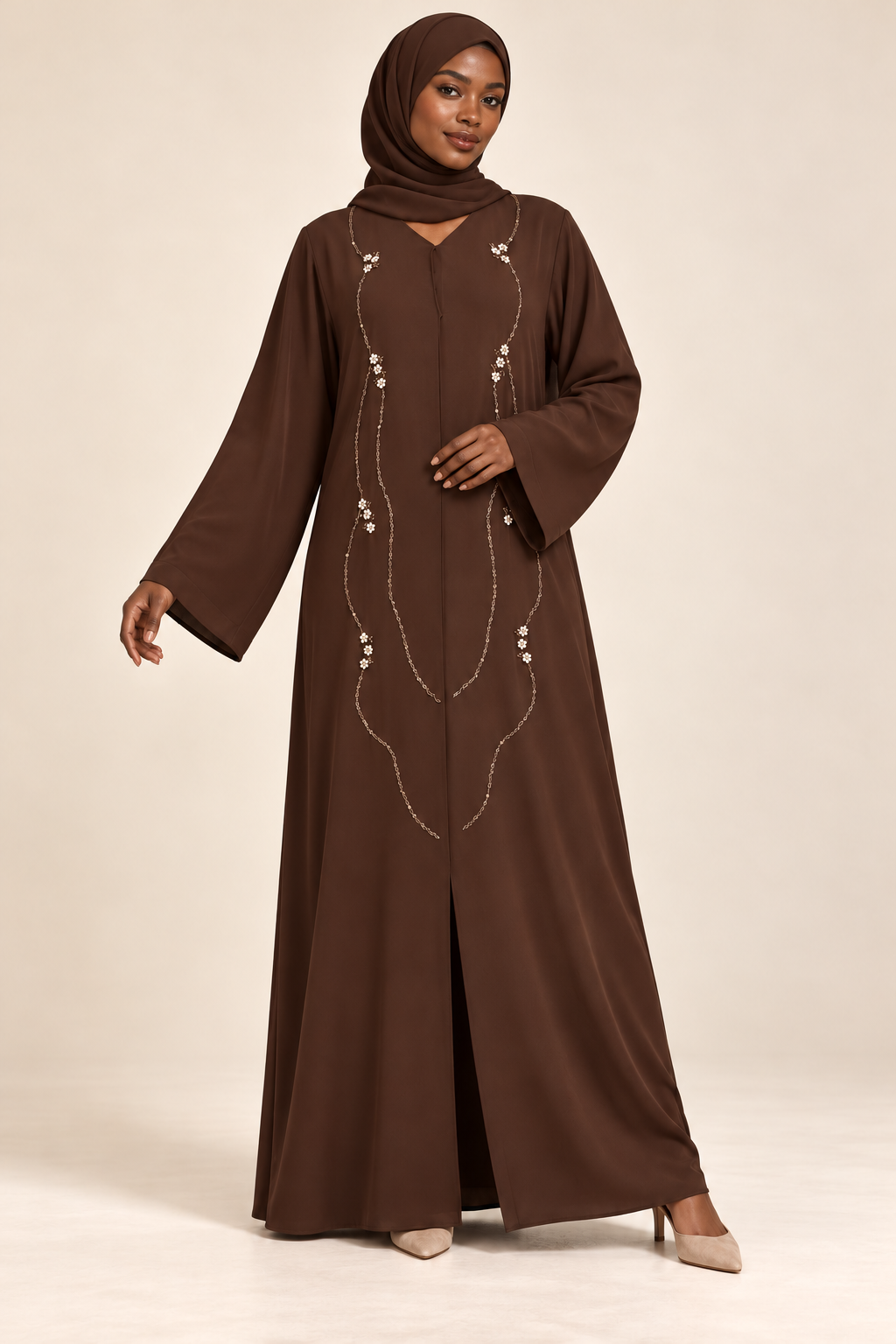 Abaya chocolat — présentation sur mannequin noire