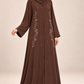 Abaya Fleurie — Chocolat portée de trois-quarts, manches et motifs fleuris visibles