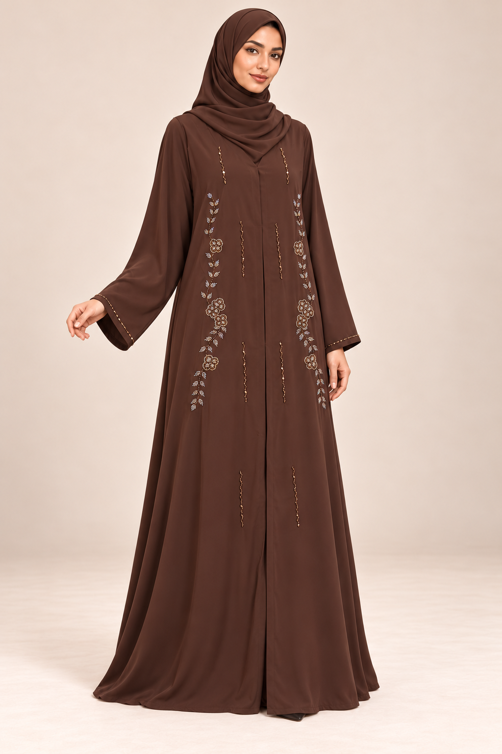 Abaya Fleurie — Chocolat portée de trois-quarts, manches et motifs fleuris visibles