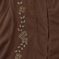 Abaya Fleurie — Chocolat : gros plan sur les fleurs, feuilles perlées et lignes ondulées