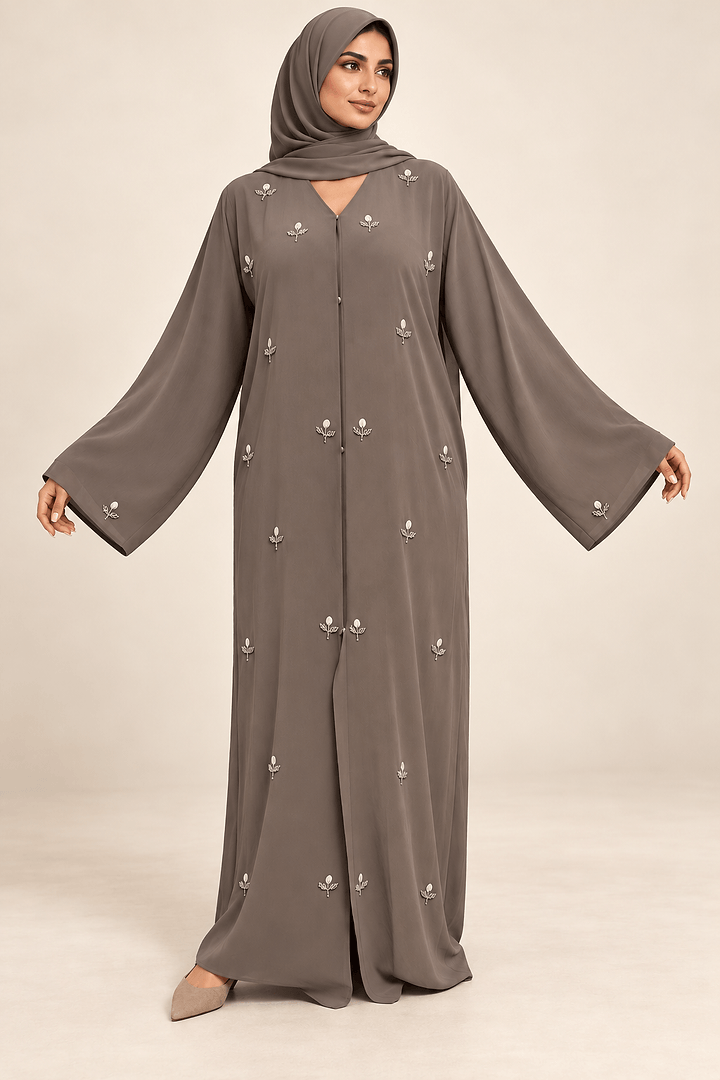 Abaya Rosée — Gris — animation haute définition des manches et broderies