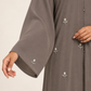 Abaya grise — détail des finitions de la manche