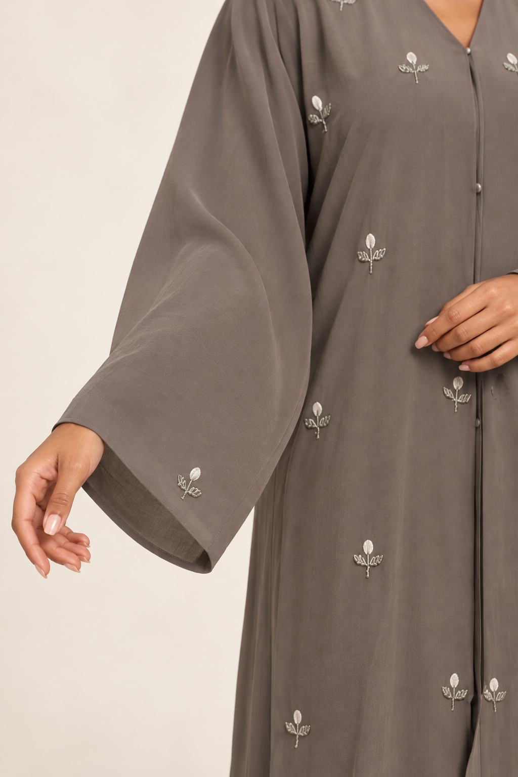 Abaya grise — détail des finitions de la manche