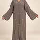 Abaya grise — présentation sur mannequin arabe
