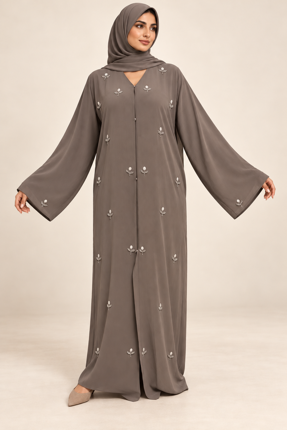 Abaya grise — présentation sur mannequin arabe
