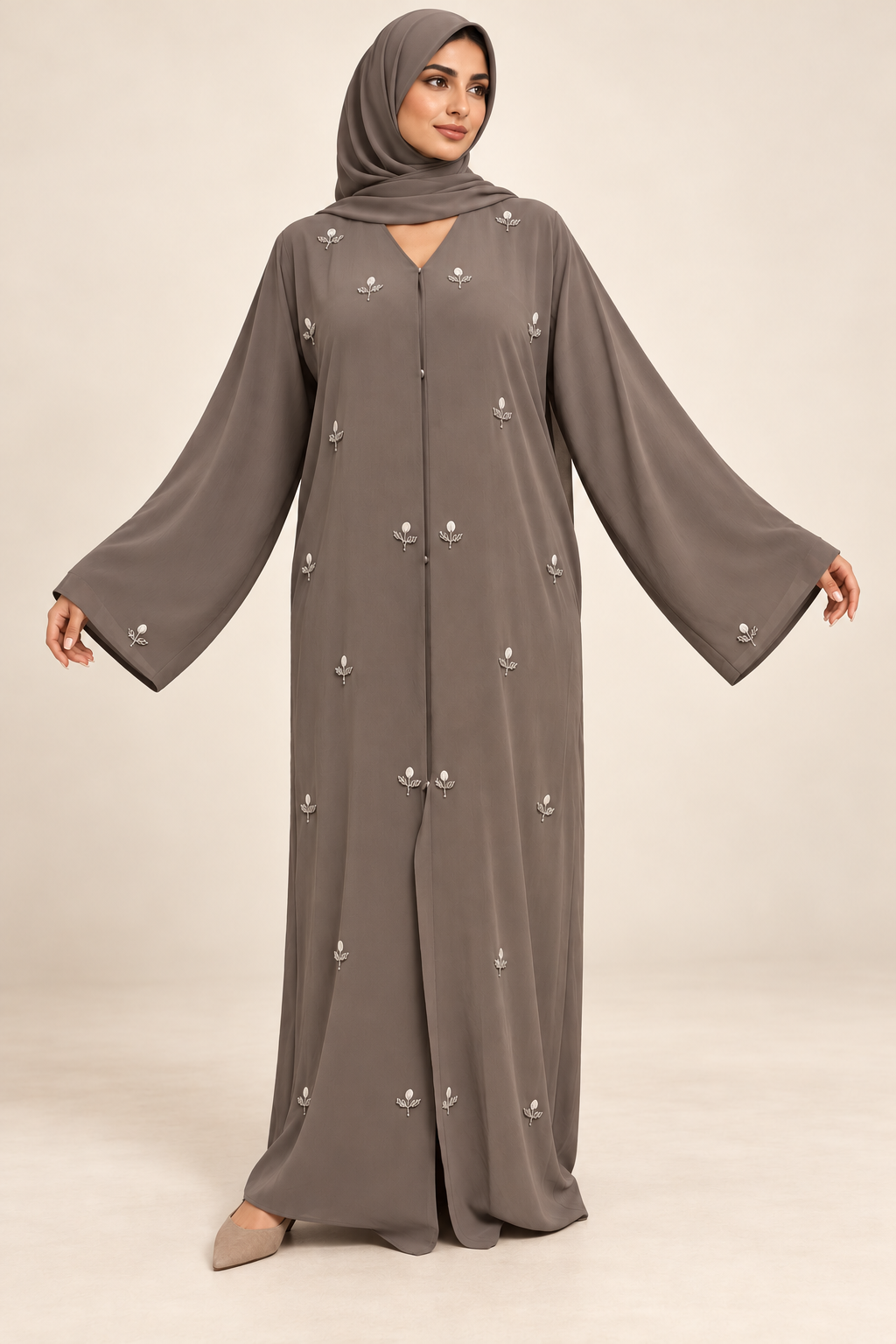 Abaya grise — présentation sur mannequin arabe