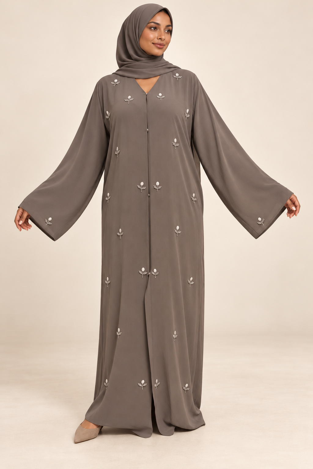 Abaya grise — présentation sur mannequin métisse