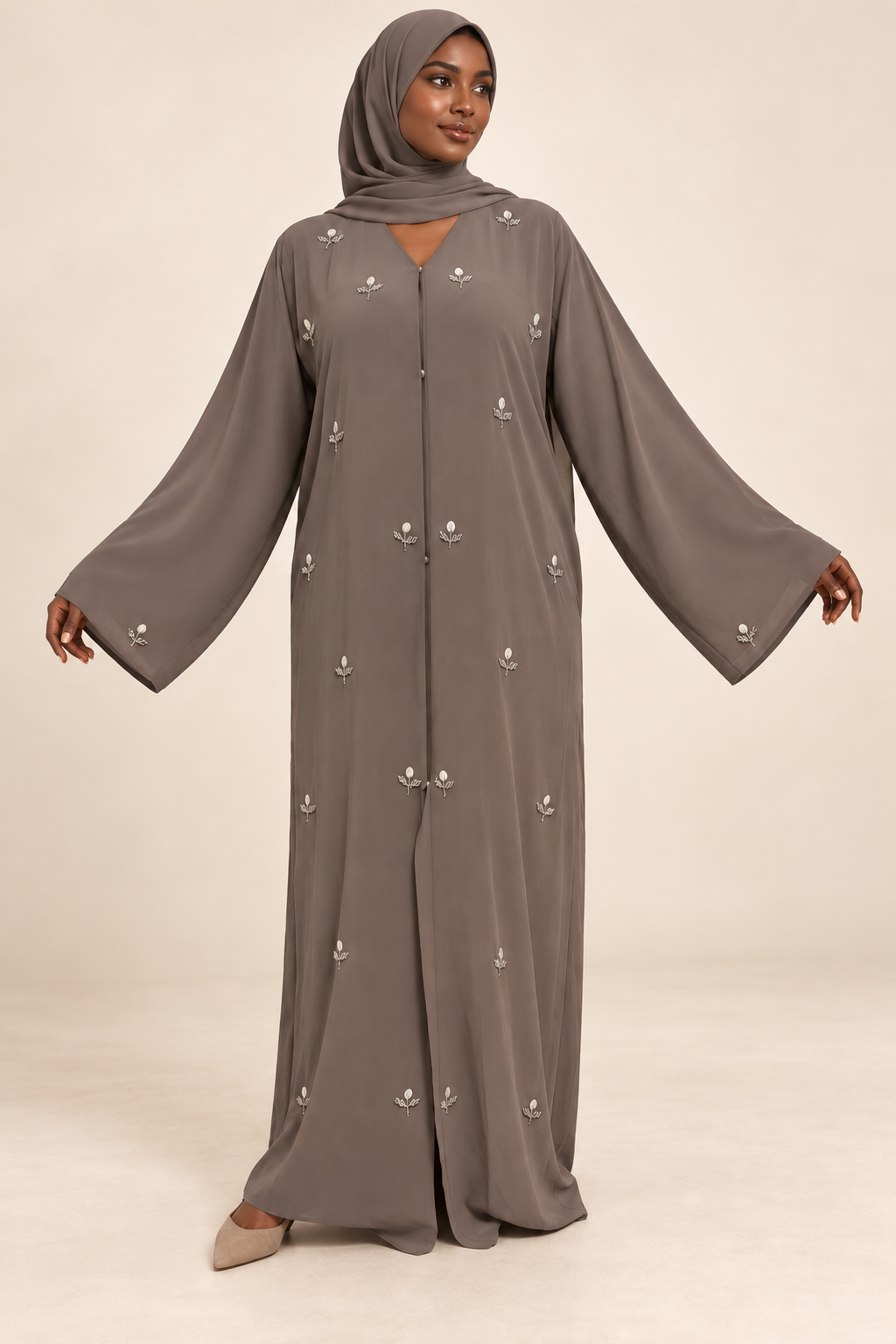 Abaya grise — présentation sur mannequin noire